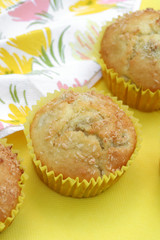 muffin alla banana su fondo giallo