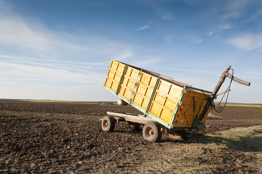 Remolque agr&iacute;cola con tolva
