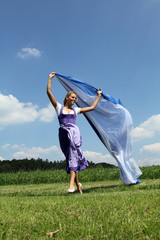 Frau in Tracht mit blau weissem Tuch