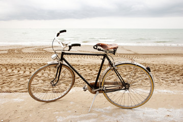 Obraz premium cycling on the beach - bicicletta sulla spiaggia