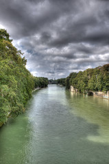 Fototapeta na wymiar Isar-Fluss durch München