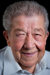 Senior schaut lächelnd in die Kamera