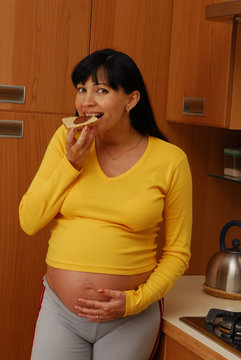 Embarazada comiendo pan con chocolate.