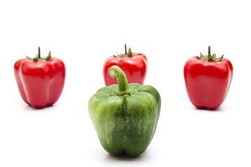 Grüne und rote Paprikas