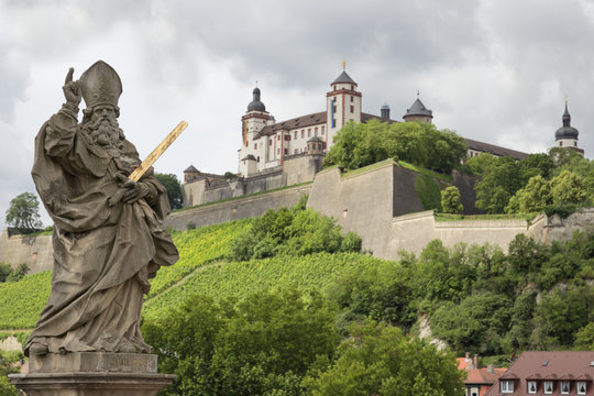 statue mit blick auf die festung marienberg in würzburg