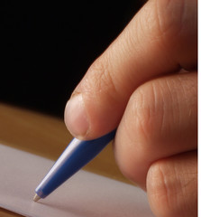 Detalle de una mano escribiendo.