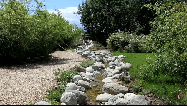 petit ruisseau d&eacute;coratif de jardin aquatique zen