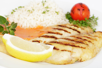 Viktoriabarschfilet mit Tomatensoße und Reis
