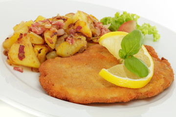 Schweineschnitzel Wiener Art mit Bratkartoffeln