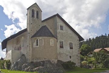 Fototapeta na wymiar Bauernhof und Kapelle in Südtirol