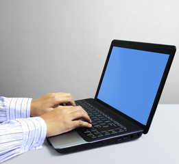 Fototapeta na wymiar hands on the laptop keyboard