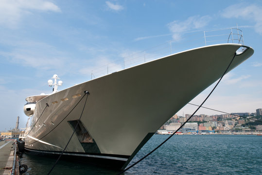 prua di uno yacht e lanterna di Genova