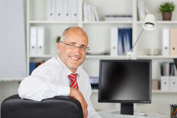 lächelnder geschäftsmann am computer