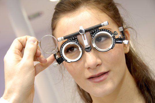 femme chez l'opticien