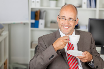 entspannter geschäftsmann mit kaffee