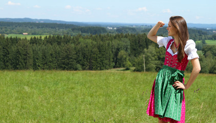 Braunhaarige Frau im Dirndl