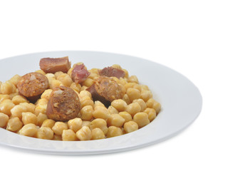 Vista parcial e plato de garbanzos.