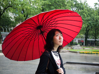 和傘をさす女性