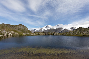 Lac sur le plateau d'Emparis face aux Ecrins