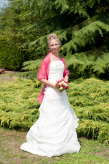 la mariée et son bouquet de fleurs