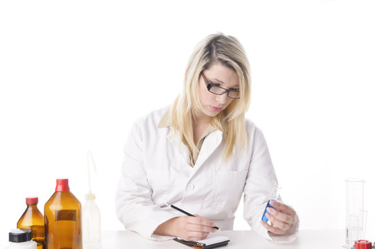 Junge Chemielaborantin mach Notizen