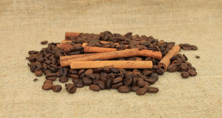 Горсть зерен и палочек корицы на сукне