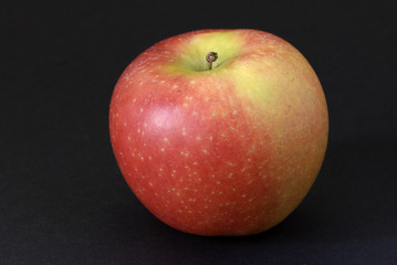 Apfel vor schwarzem Hintergrund