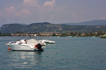 Fototapeta na wymiar Łodzie na jeziorze Garda, Włochy