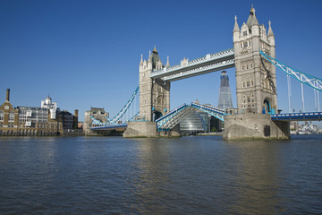 Fototapeta na wymiar Tower Bridge Otwórz