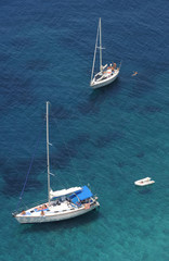 Velieri e bagnanti alla Punta Nera sull'isola d'Elba