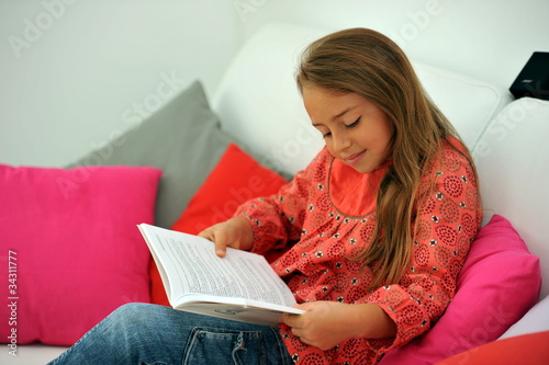  Jeune fille qui lit  un  livre  photo libre de droits sur 