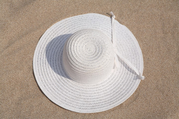 Fototapeta na wymiar hat and sand