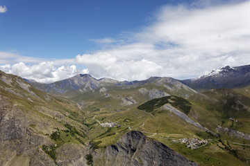 Vue aérienne d'une vallée dans les Alpes