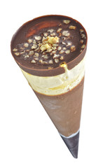 Helado sobre fondo blanco.