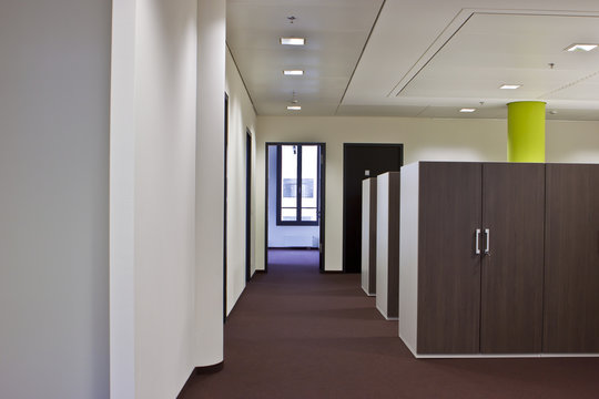 langer Gang in Büro-Gebäude 