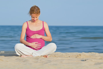Fototapeta na wymiar pregnant woman on beach