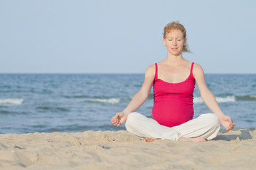 Fototapeta na wymiar pregnant woman on beach