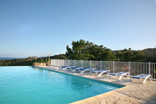 Leerer Pool am Nachmittag