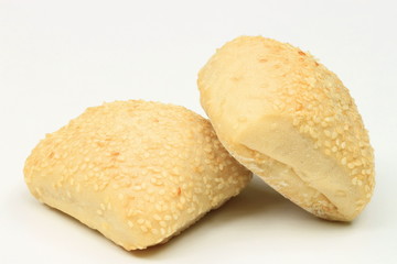 Zwei Aufbackbrötchen