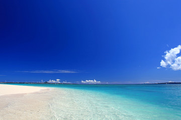 水納島の美しい紺碧の空