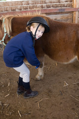 bambina prepara pony