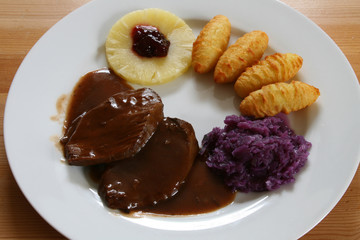 Wildfleisch gebraten mit Kroketten