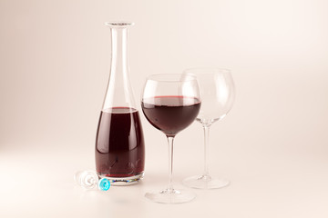 Rotwein Dekander mit Glässern