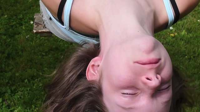 adolescente &agrave; la balan&ccedil;oire