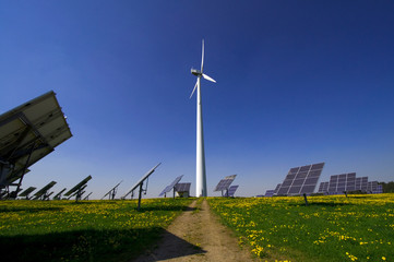 Obraz premium Windrad und Solarzellen