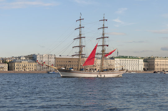 Парусник спускает алые паруса. Санкт-Петербург