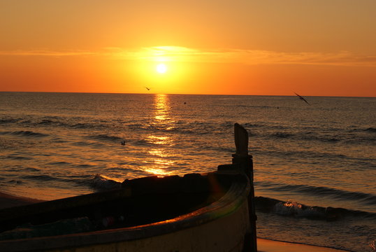 The sunset and a boat © Seba