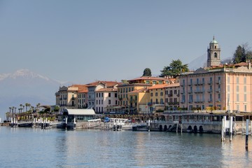 Fototapeta na wymiar wioska nad jeziorem Como