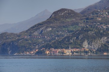 Fototapeta premium village sur le lac de come