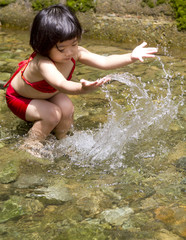 川遊びをする女の子